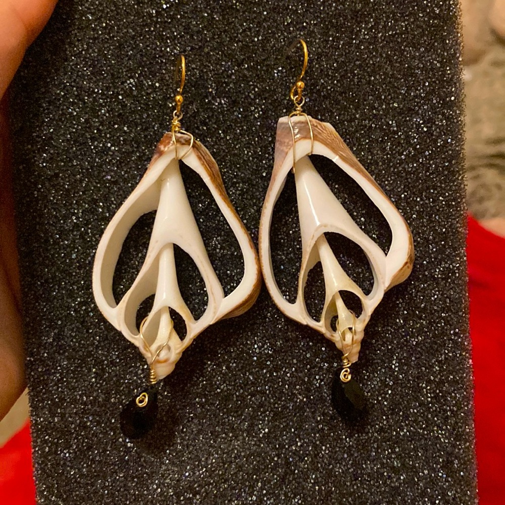 Shell and dangle jewel earrings